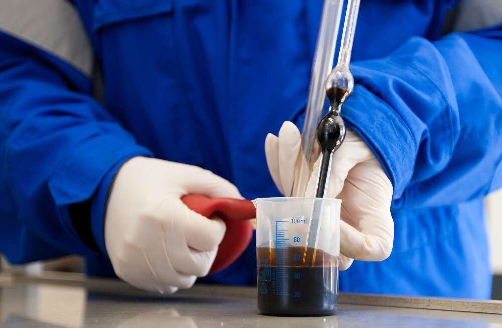 Viskosität beschreibt die Zähigkeit von Flüssigkeiten und Gasen Viskosität beschreibt die Zähigkeit von Flüssigkeiten und Gasen