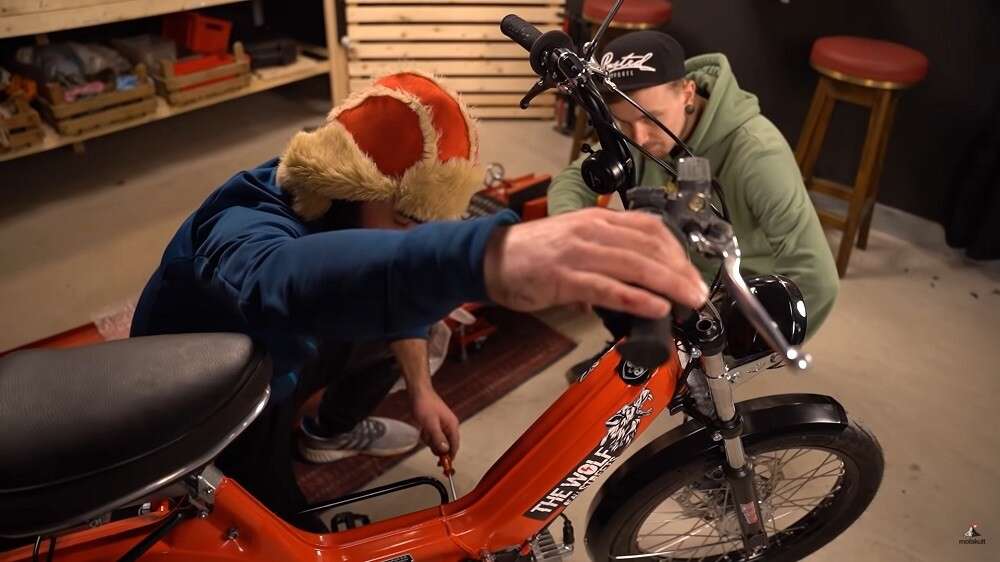 Möglichst niedrig, ohne dass der Motor ausgeht, sollte das Standgas sein Möglichst niedrig, ohne dass der Motor ausgeht, sollte das Standgas sein