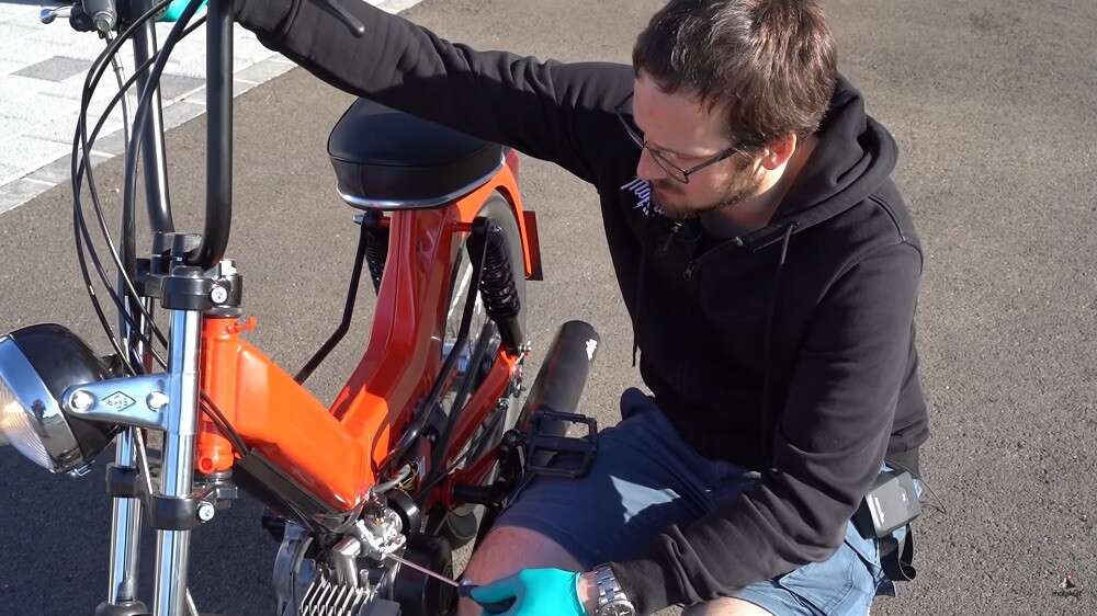 Für die Einstellungen am Vergaser braucht man lediglich einen Schraubenzieher Für die Einstellungen am Vergaser braucht man lediglich einen Schraubenzieher