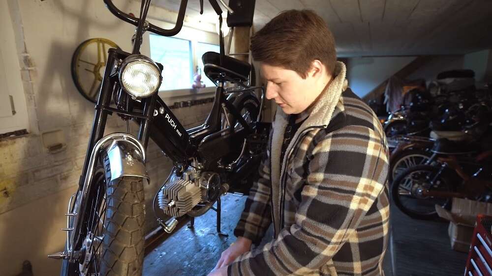 Bei längerer Standzeit sollte man etwas Zweitaktöl in die Zündkerzenbohrung einfüllen Bei längerer Standzeit sollte man etwas Zweitaktöl in die Zündkerzenbohrung einfüllen