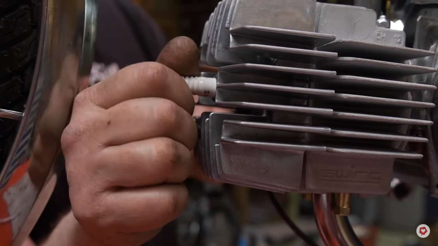 Zuendkerze-beim-Mofa Zuendkerze-beim-Mofa