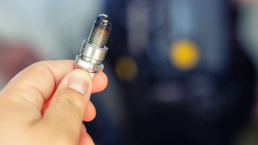 Russ an der Zündkerze deutet auf ein zu fettes Kraftstoff-Luft-Gemisch hin Russ an der Zündkerze deutet auf ein zu fettes Kraftstoff-Luft-Gemisch hin