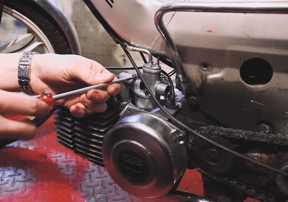 Beim Ausbau und Zerlegen des Vergasers ist etwas Fingerspitzengefühl gefragt Beim Ausbau und Zerlegen des Vergasers ist etwas Fingerspitzengefühl gefragt