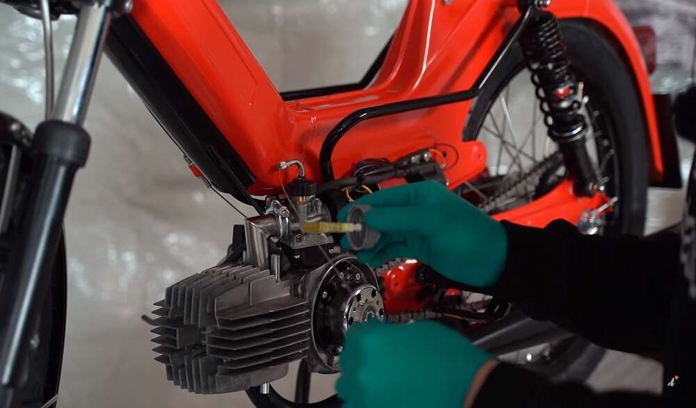 Auch der Gaszug sollte geschmiert sein Auch der Gaszug sollte geschmiert sein