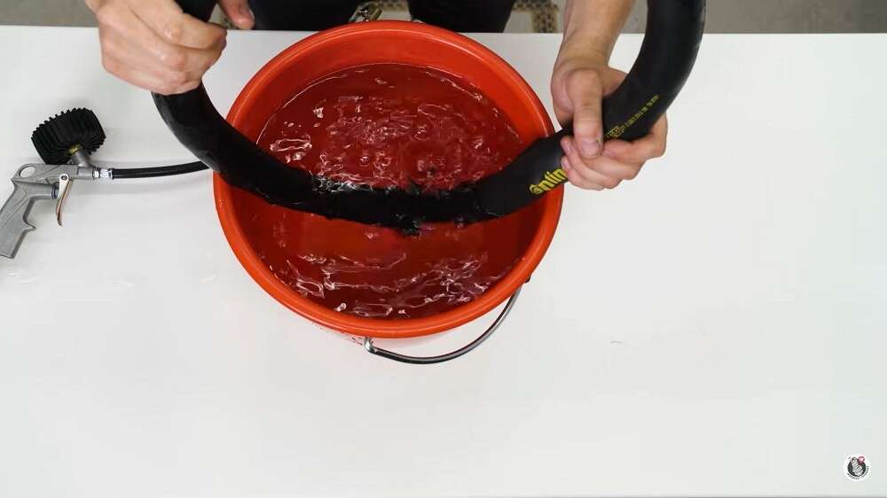 Wer einen Eimer mit Wasser hat, findet den Defekt ganz fix Wer einen Eimer mit Wasser hat, findet den Defekt ganz fix