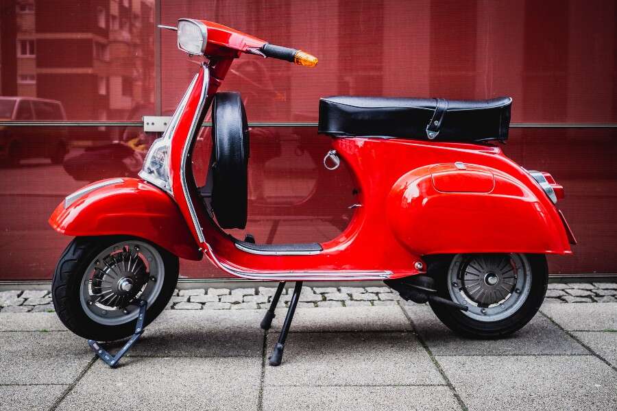 Die Vespa ist der klassische Motorroller der Italiener Die Vespa ist der klassische Motorroller der Italiener