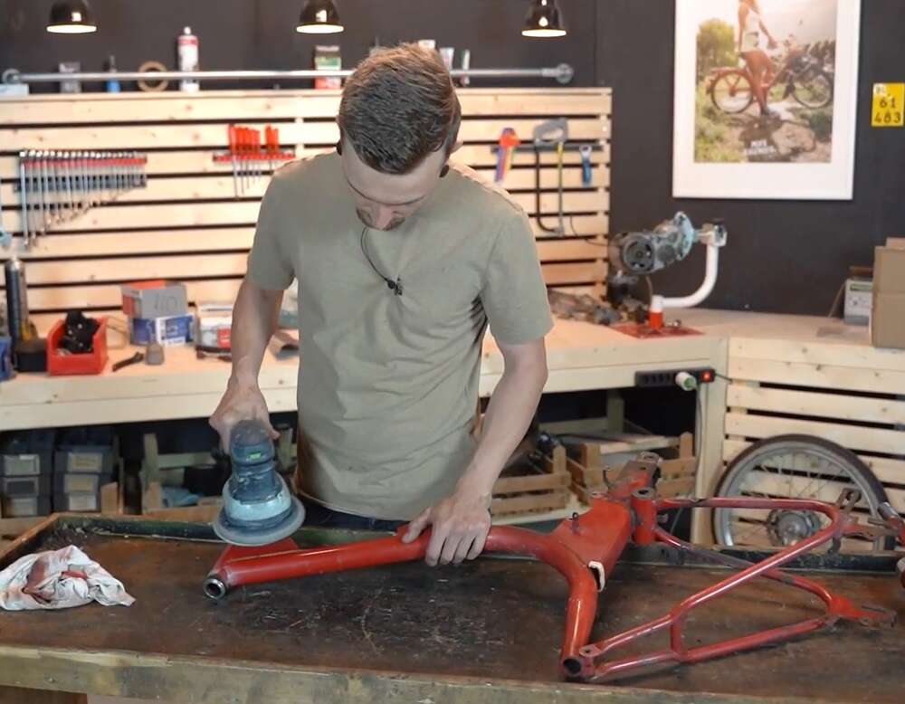 Eine Schleifmaschine ist praktisch für das Abschleifen grösserer Flächen Eine Schleifmaschine ist praktisch für das Abschleifen grösserer Flächen