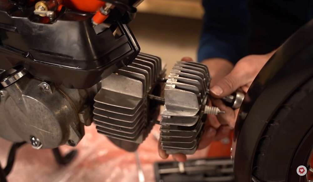 Bei der Demontage darauf achten, dass kein Dreck in den Motorinnenraum gelangt Bei der Demontage darauf achten, dass kein Dreck in den Motorinnenraum gelangt