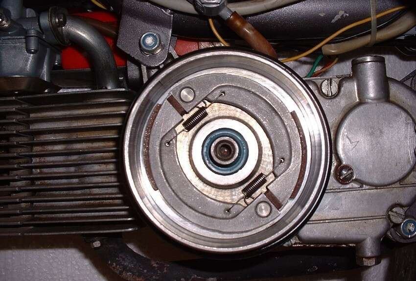 Tangentiale Fliehkraftkupplung mit zusätzlicher indirekter Wirkung (ohne Glocke) in einem Mofa Tangentiale Fliehkraftkupplung mit zusätzlicher indirekter Wirkung (ohne Glocke) in einem Mofa