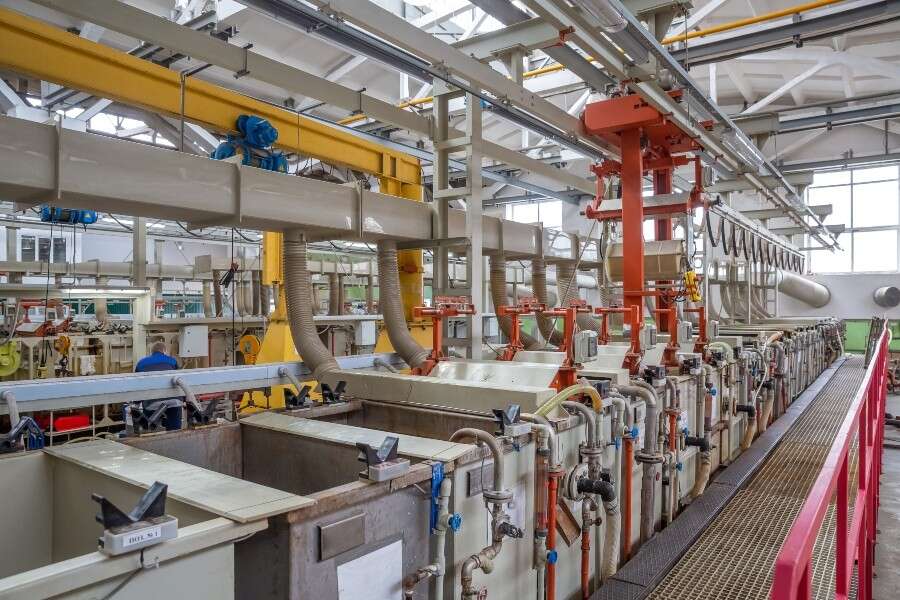 Der Vorgang beim industriellen Eloxieren funktioniert nach demselben Mechanismus wie das Eloxieren zuhause Der Vorgang beim industriellen Eloxieren funktioniert nach demselben Mechanismus wie das Eloxieren zuhause