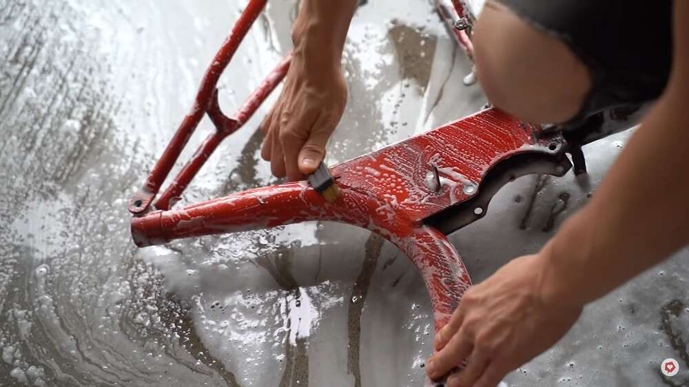 Vor dem Abbeizen muss das Werkstück gründlich gereinigt werden Vor dem Abbeizen muss das Werkstück gründlich gereinigt werden