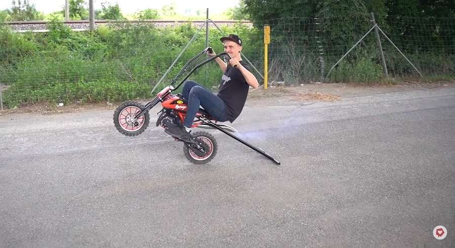 Eine Wheelie-Bar ist sicher eine coole Idee - inwieweit sie beim Wheelie-Training hilft sei dahingestellt Eine Wheelie-Bar ist sicher eine coole Idee - inwieweit sie beim Wheelie-Training hilft sei dahingestellt