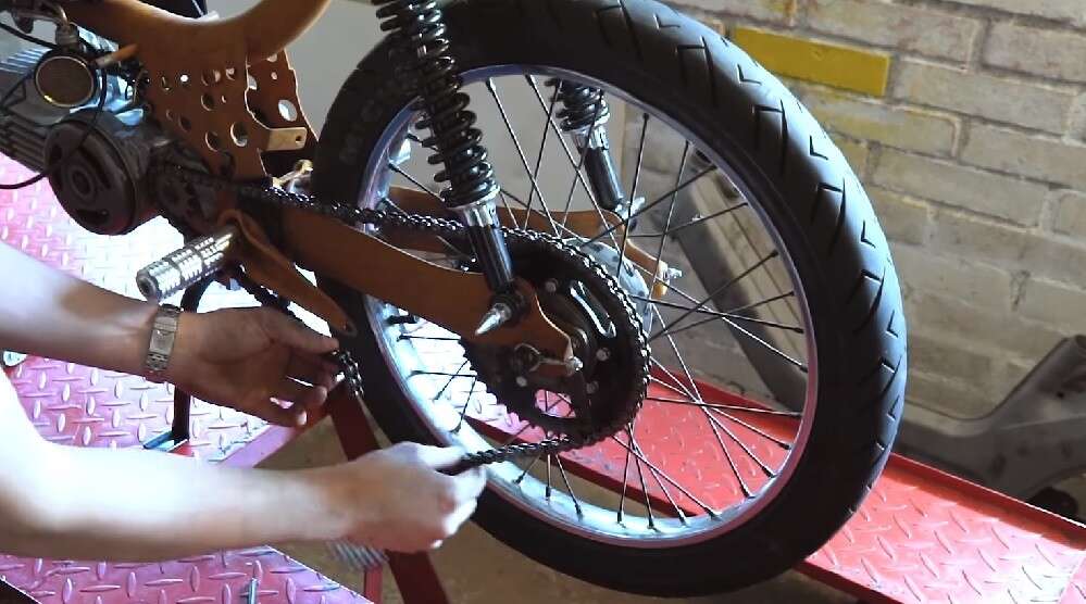 Bei mangelnder Pflege kann schnell ein Wechsel der Antriebskette nötig werden Bei mangelnder Pflege kann schnell ein Wechsel der Antriebskette nötig werden