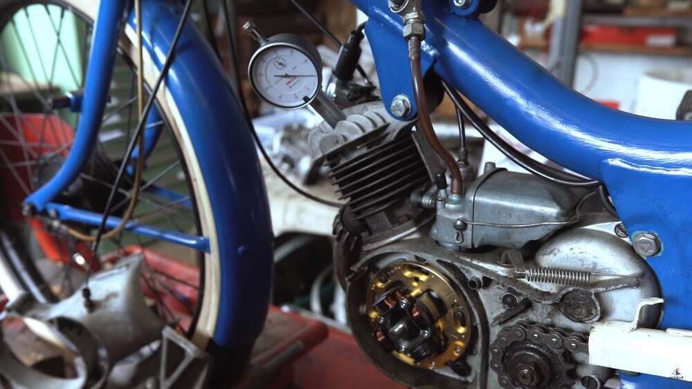 Mit dem Messwerkzeug wird der "tote Punkt" des Zylinderkopfes ermittelt Mit dem Messwerkzeug wird der "tote Punkt" des Zylinderkopfes ermittelt