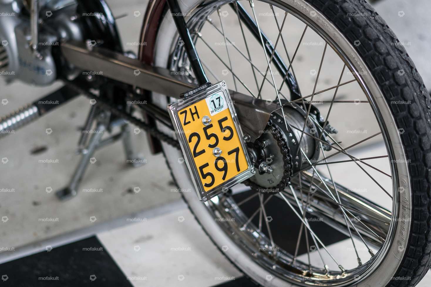 66HEROES Cornice portanumero cromata personalizzata (versione CH) Carousel Image 4