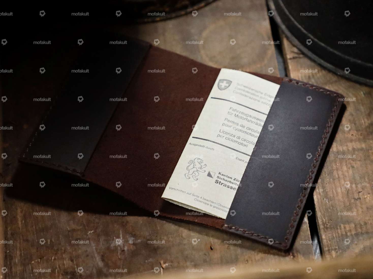 Siggnature Copri carte d'identità in pelle marrone Carousel Image 4