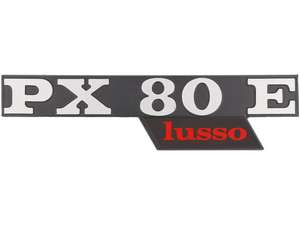 Coperchio laterale emblema RMS sinistro "PX 80 E lusso" alluminio | Vespa PX80 Lusso Coperchio laterale emblema RMS sinistro "PX 80 E lusso" alluminio | Vespa PX80 Lusso