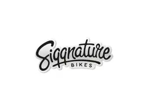 Siggnature Aufkleber «Siggnature Bikes» 70 x 30 mm transparent schwarz Siggnature Aufkleber «Siggnature Bikes» 70 x 30 mm transparent schwarz